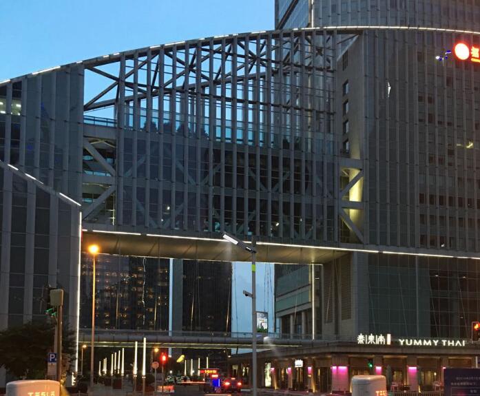 路灯杆上装个无线收发器，挂个显示器就是智慧路灯了吗？